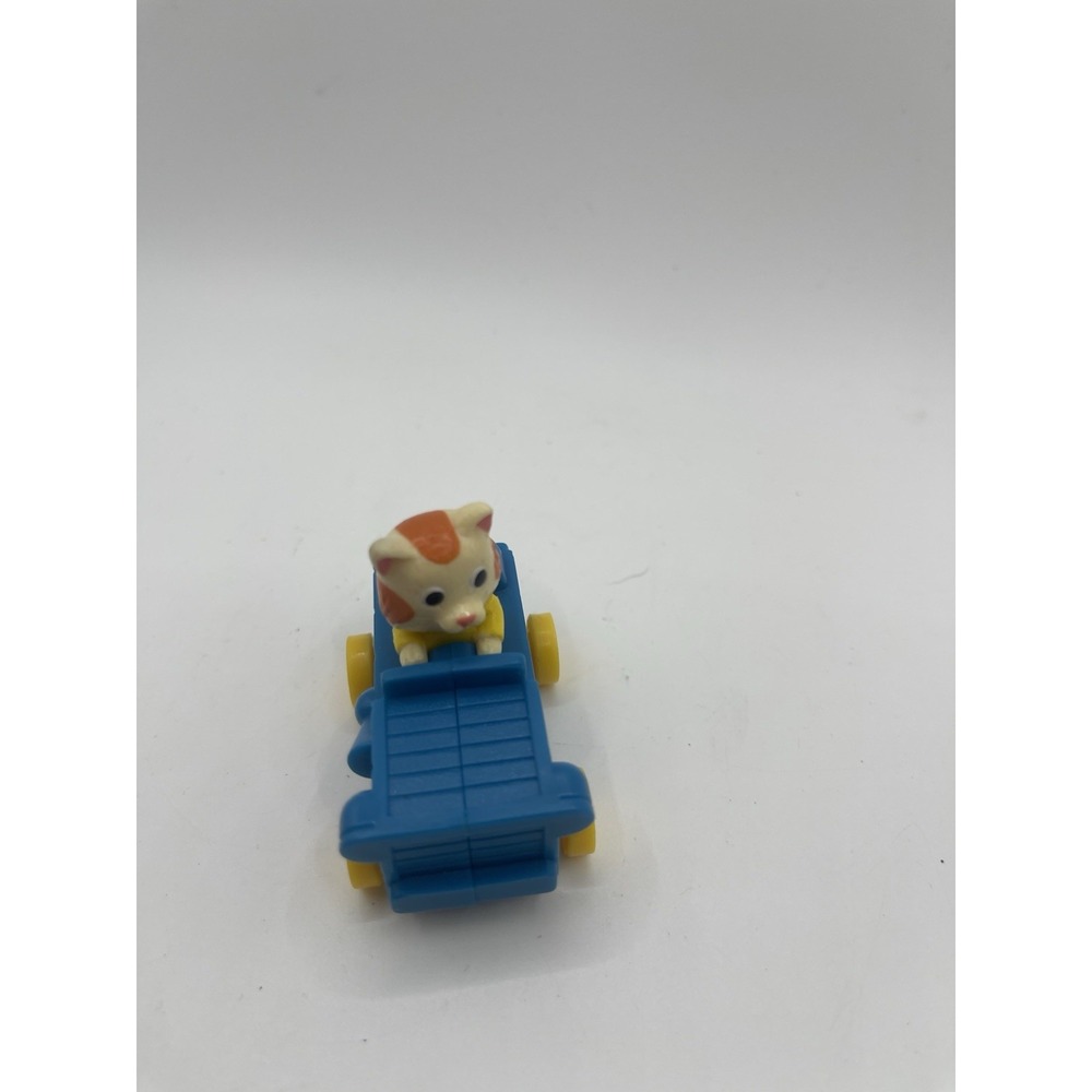 1994 RICHARD SCARRY BUSYTOWN HUCKLE CAT IN BLUE CAR 1.75" X 2" FIGURE - Picture 2 of 5